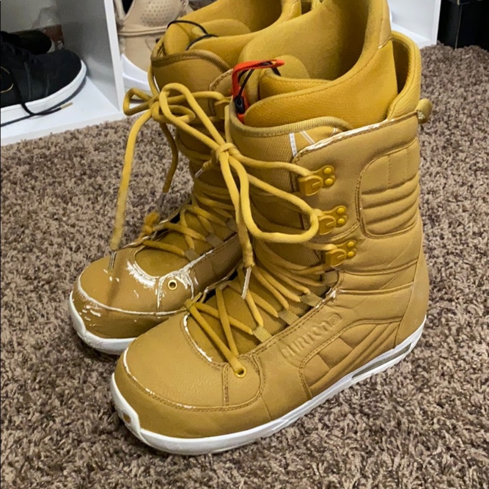 Burton The White Collection men’s snowboard boots